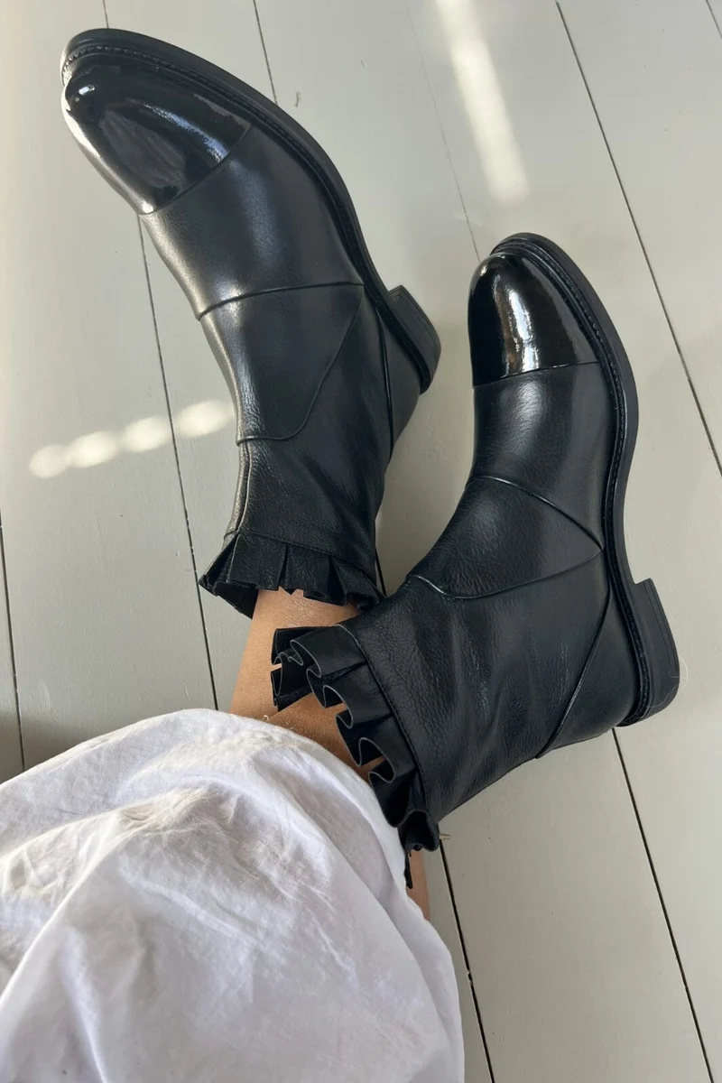 Copenhagen Shoes - Margaret - 00010 Black W/Patent Toe