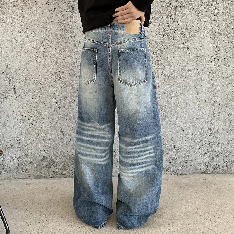 Herren Extraweite Baggy-Denimhose mit hohem Bund, markanten Whisker-Falten und tiefem Schritt Nord Taschen