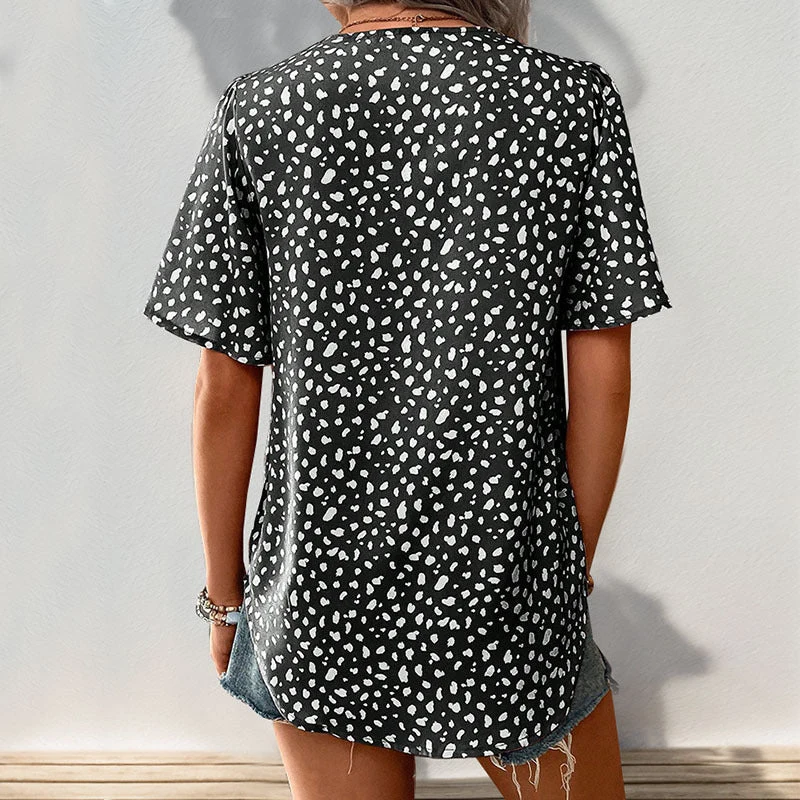 Damen V-Ausschnitt T-Shirt mit Leopardenmuster und fließendem Schnitt