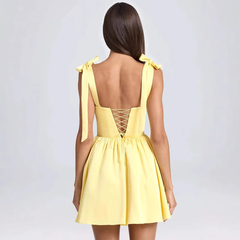 Damen kurzes Kleid mit verstellbaren Trägern und bauschigem Rock