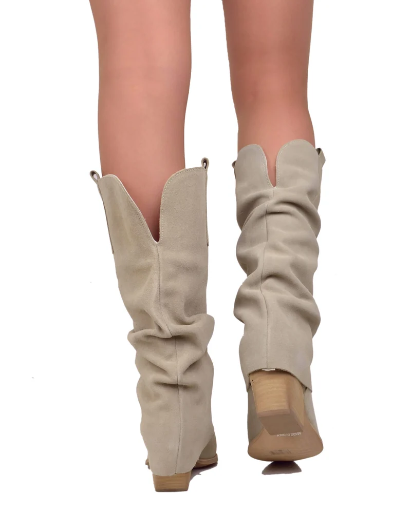 Texani con Gambale Largo e Ghetta Morbida Pelle Scamosciata Tacco 7 cm Beige