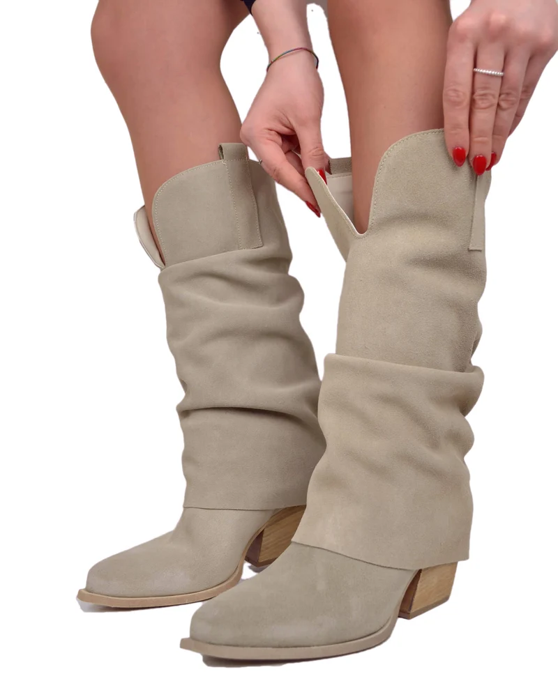 Texani con Gambale Largo e Ghetta Morbida Pelle Scamosciata Tacco 7 cm Beige