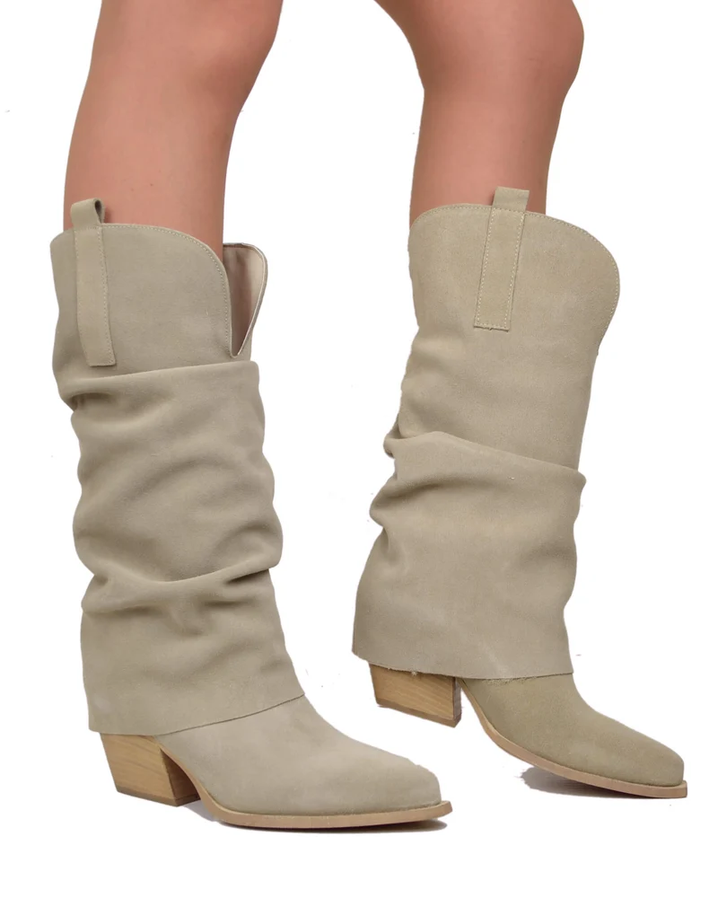 Texani con Gambale Largo e Ghetta Morbida Pelle Scamosciata Tacco 7 cm Beige