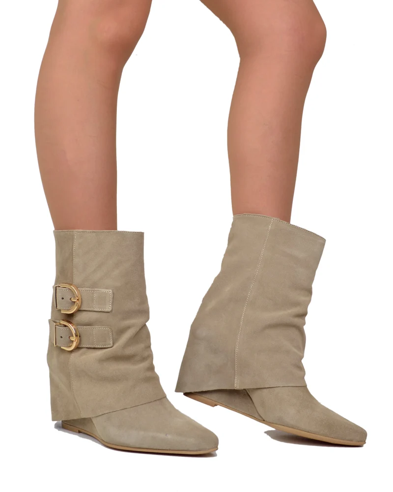 Stivali Ghetta Zeppa 7 Cm Elengati a Punta in Camoscio Taupe