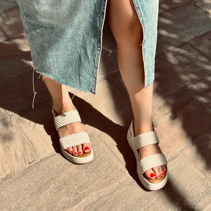 Sandali Intrecciati in Pelle color Beige e Suola in Memory Foam