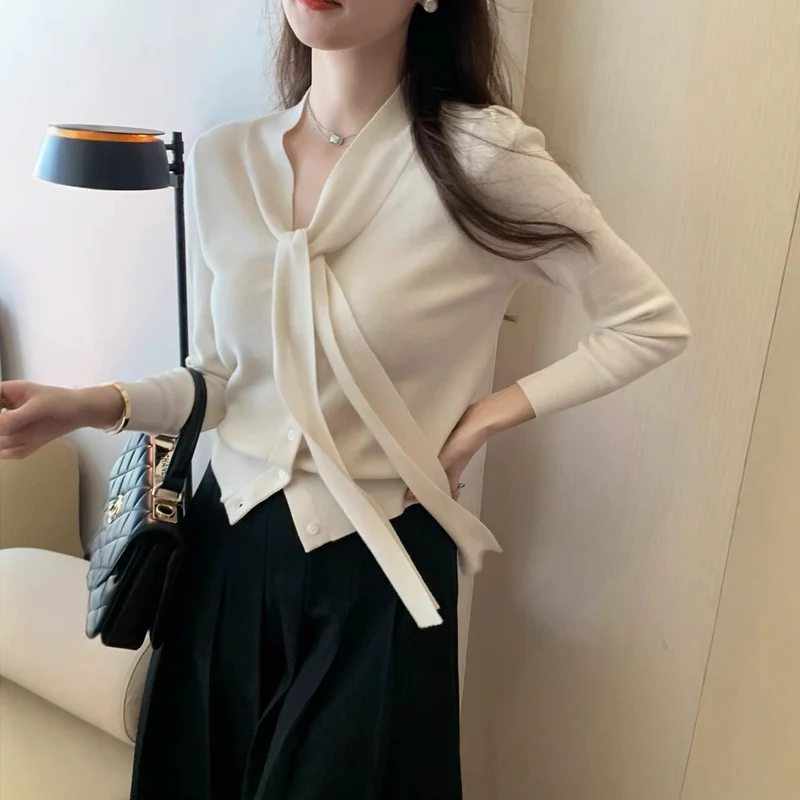 Damen Elegante und stilvolle Bluse mit Schleifendetail Nord Taschen