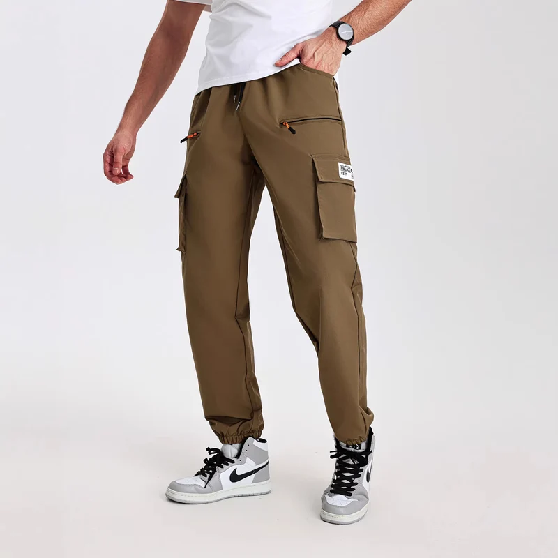Herren konisch geschnittene Utility-Cargohose im Joggerstil mit Tunnelzugbund, Reißverschlusstaschen & elastischen Beinabschlüssen Nord Taschen