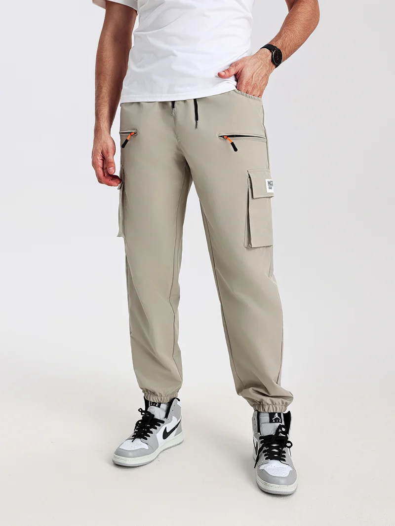 Herren konisch geschnittene Utility-Cargohose im Joggerstil mit Tunnelzugbund, Reißverschlusstaschen & elastischen Beinabschlüssen Nord Taschen