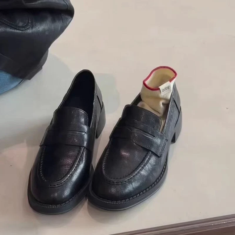 Damen Leder-Penny‑Loafer mit gesteppter Kappnaht und niedrigem Blockabsatz Nord Taschen