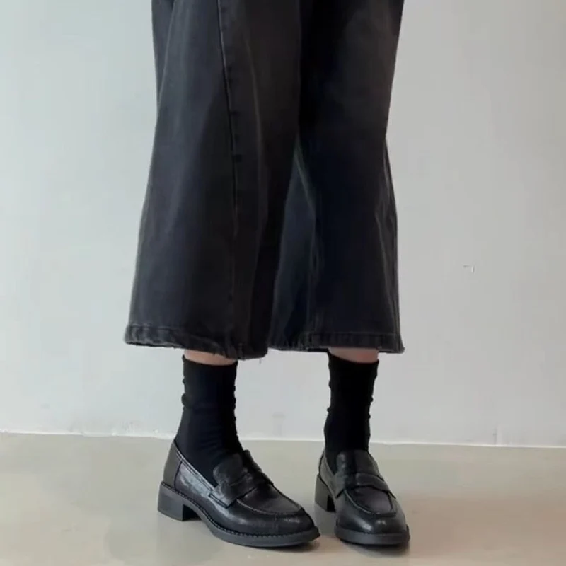 Damen Leder-Penny‑Loafer mit gesteppter Kappnaht und niedrigem Blockabsatz Nord Taschen