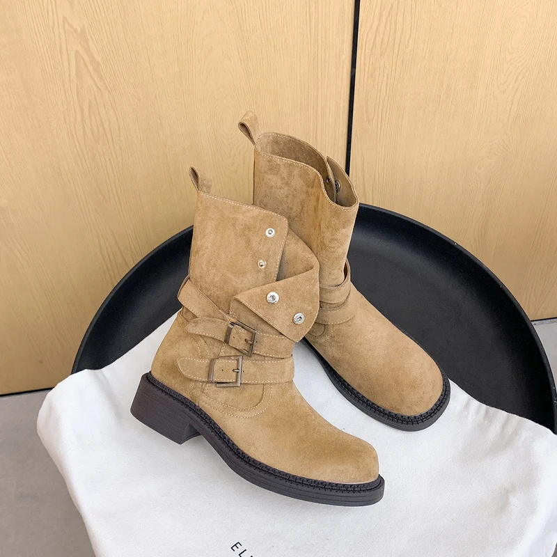 Damen Kurzschaft-Bikerboot aus Wildleder mit verstellbaren Schnallen und markantem Blockabsatz Nord Taschen