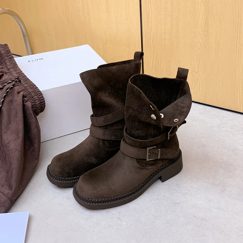 Damen Kurzschaft-Bikerboot aus Wildleder mit verstellbaren Schnallen und markantem Blockabsatz Nord Taschen