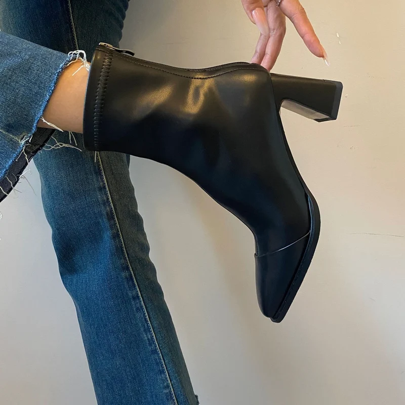 Damen Knöchelstiefel mit nahtlosem Schaft und skulpturalem Blockabsatz Nord Taschen