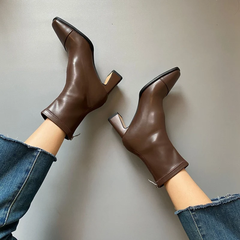 Damen Knöchelstiefel mit nahtlosem Schaft und skulpturalem Blockabsatz Nord Taschen