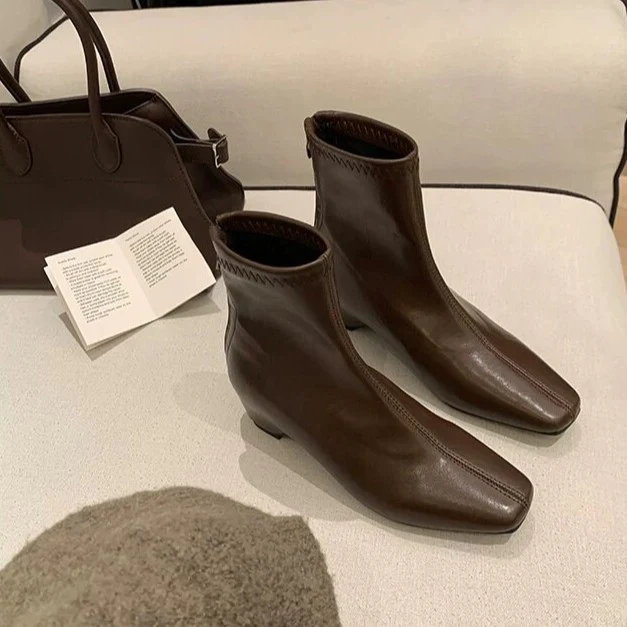 Damen Knöchelhohe Leder-Stiefelette mit quadratischer Zehenpartie, Mittelnähte und elastischem Schaft Nord Taschen