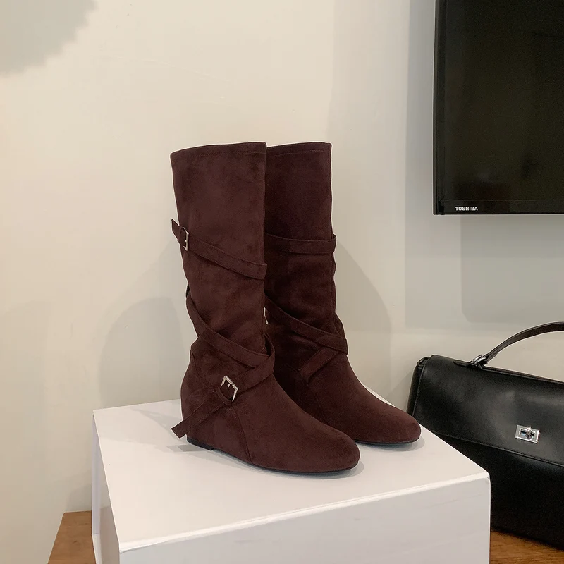 Damen Kniehohe Velourslederstiefel mit Wickelriemen und flachem Keilabsatz Nord Taschen