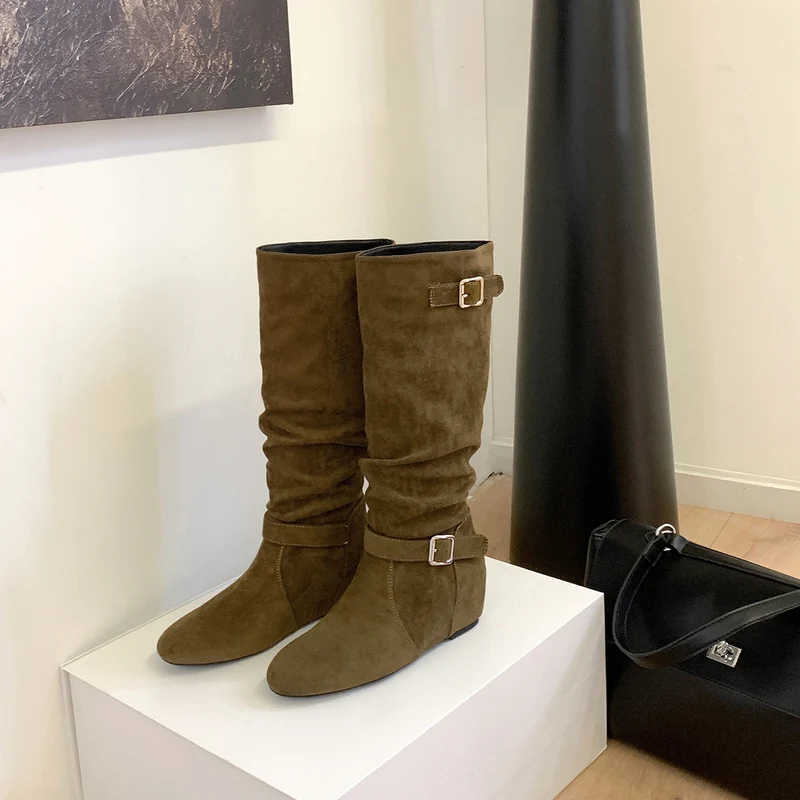 Damen Kniehohe Veloursleder-Slouchstiefel mit verstellbaren Zierriemen und flacher Keilsohle Nord Taschen