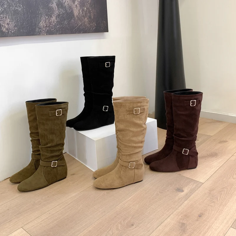 Damen Kniehohe Veloursleder-Slouchstiefel mit verstellbaren Zierriemen und flacher Keilsohle Nord Taschen