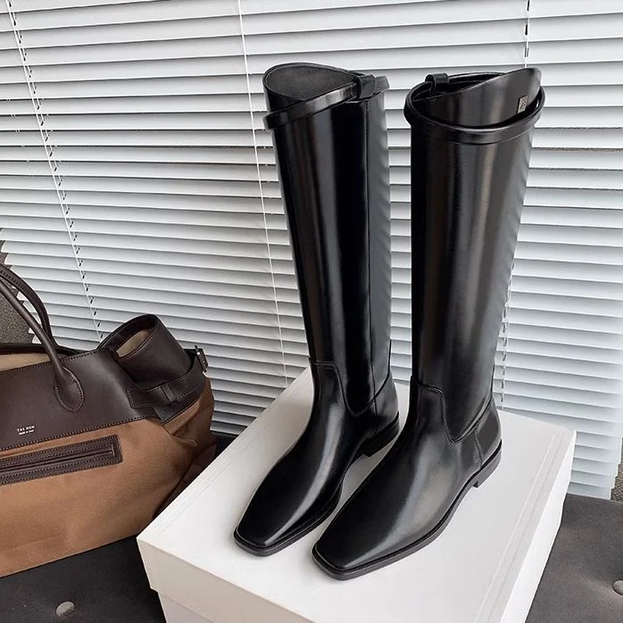 Damen Kniehohe Reitstiefel aus Glattleder mit quadratischer Zehenpartie und schlanker Silhouette Nord Taschen