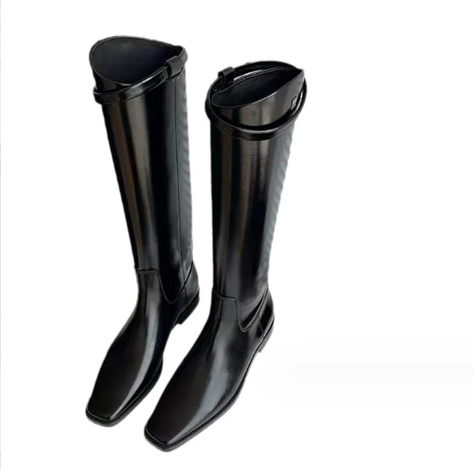 Damen Kniehohe Reitstiefel aus Glattleder mit quadratischer Zehenpartie und schlanker Silhouette Nord Taschen