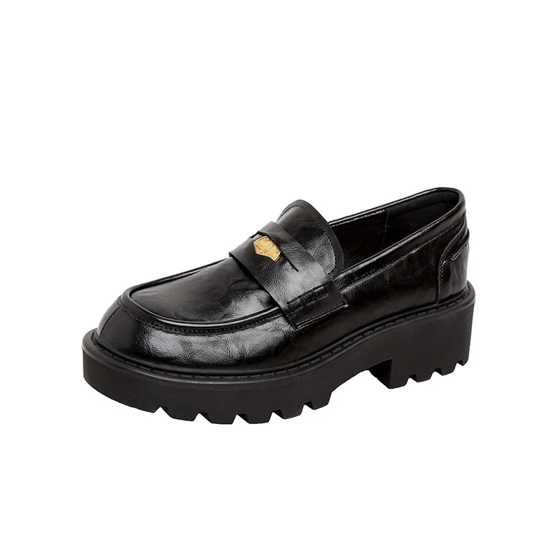Damen Chunky Pennyloafer mit profilierter Plateau‑Lug‑Sohle und goldener Zierapplikation Nord Taschen