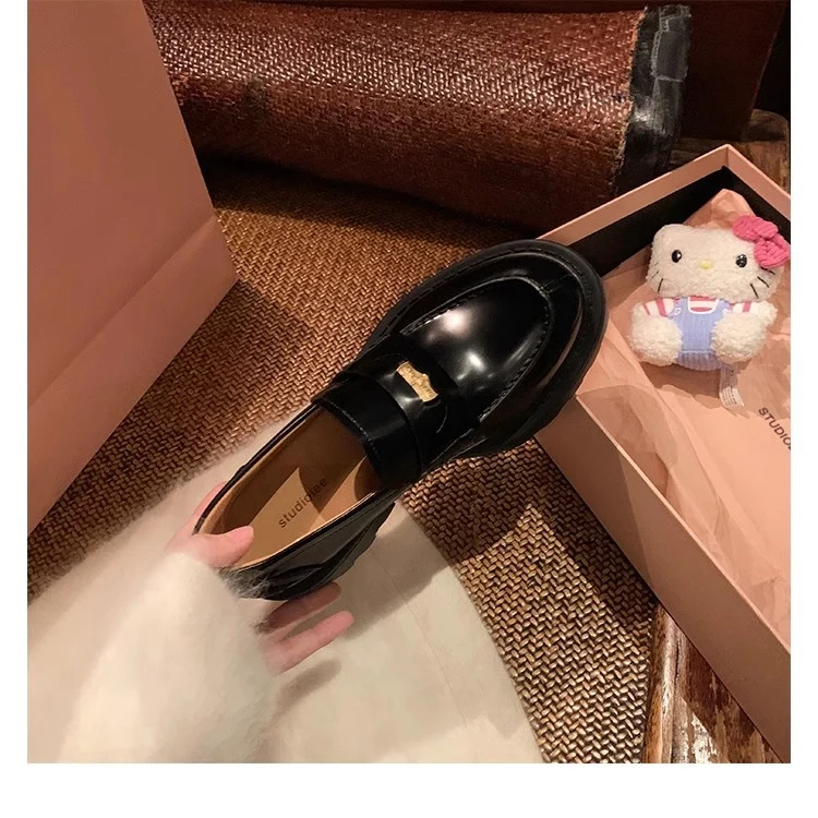 Damen Chunky Loafer mit Plateau-Profilsohle und goldener Zierspange Nord Taschen