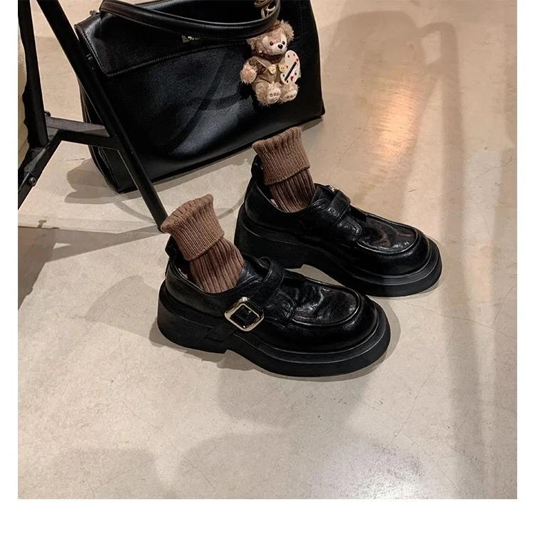 Damen Chunky-Loafer mit markanter Plateausohle und dekorativem Schnallenriemen Nord Taschen