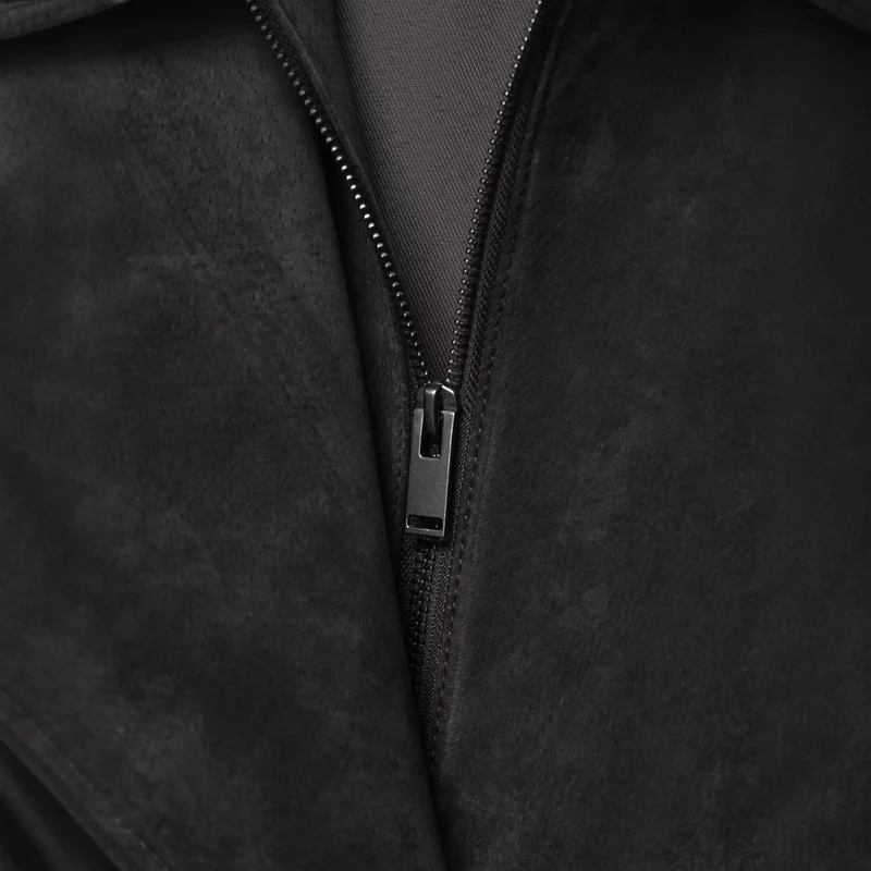 Herren Wildlederjacke mit hohem Stehkragen, asymmetrischer Knopfleiste und elastischem Saum Nord Taschen