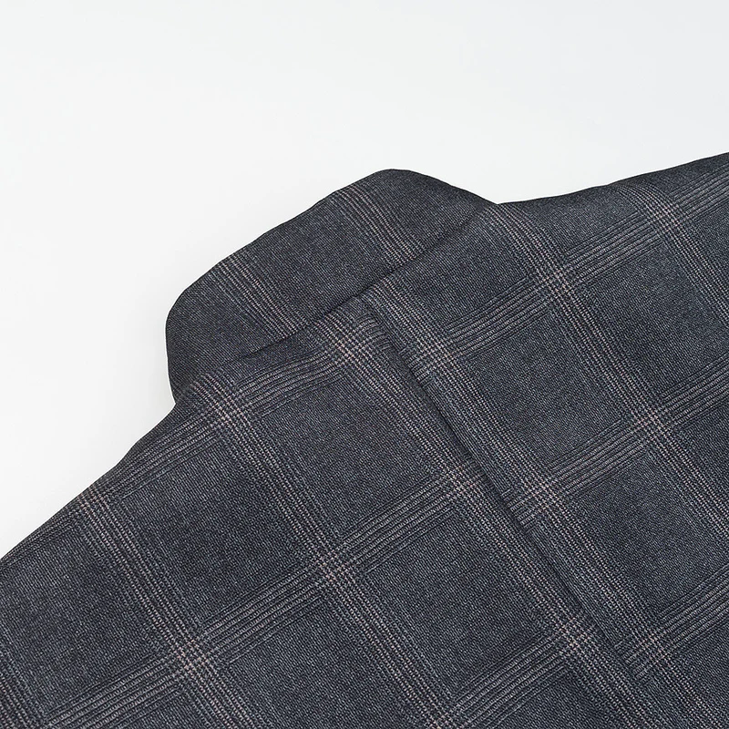 Herren taillierter Kurzblazer mit Stehkragen, asymmetrischer Knopfleiste und Karomuster Nord Taschen