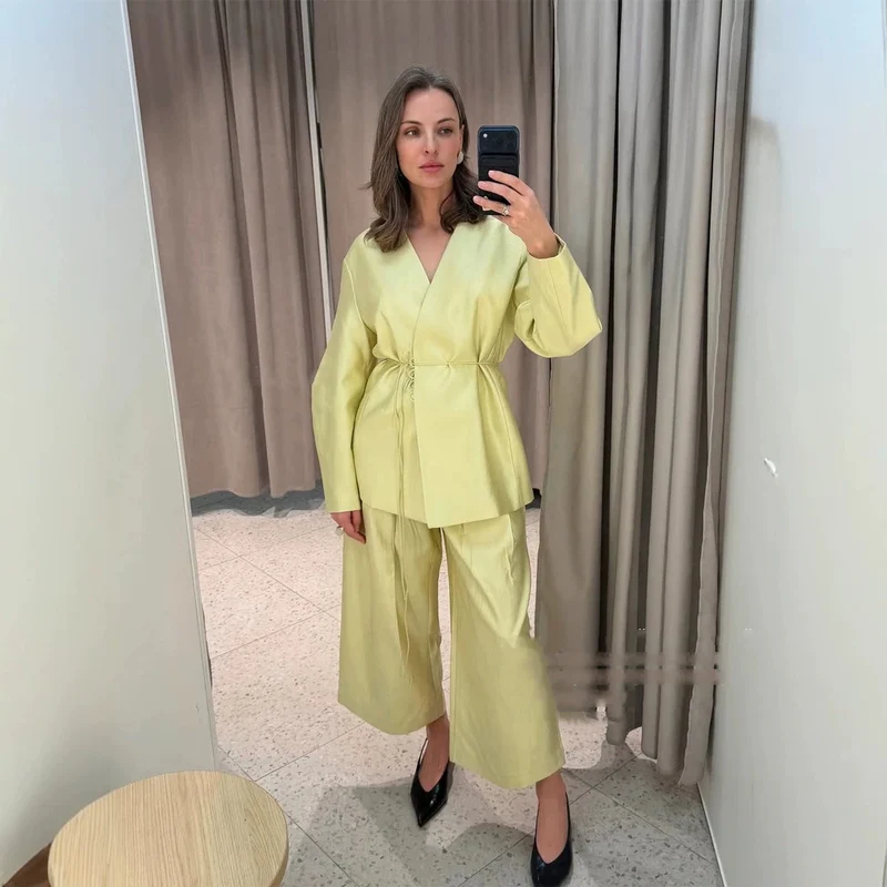 Damen Zweiteiliges Wickelblazer-Set mit Bindegürtel und hochgeschnittener weiter Plisseehose Nord Taschen