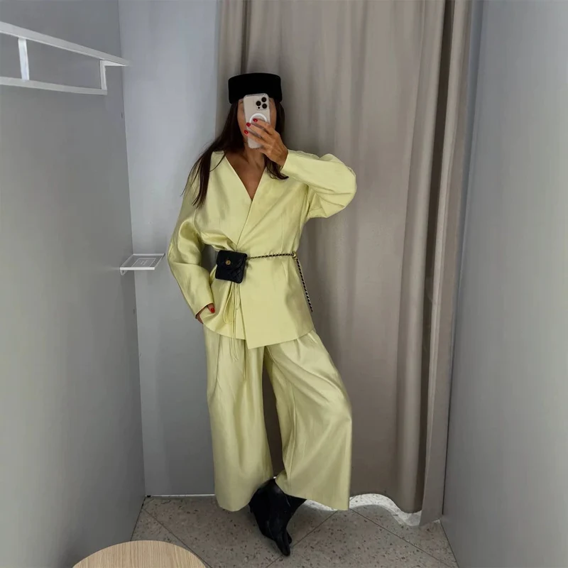 Damen Zweiteiliges Wickelblazer-Set mit Bindegürtel und hochgeschnittener weiter Plisseehose Nord Taschen