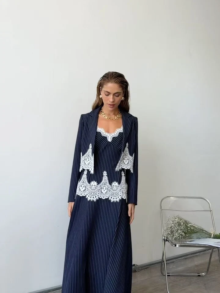 Damen Zweiteiliges Nadelstreifen-Blazer und Maxirock Set mit Spitzen-Camisole Nord Taschen