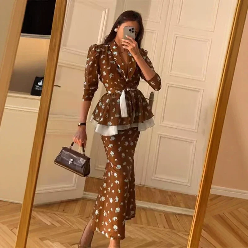 Damen Zweiteiliges Blazer-Top mit Wickelgürtel und Midirock im Vintage-Blumenprint Nord Taschen