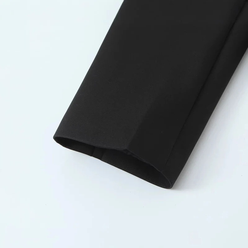 Damen Taillierter Kurzblazer mit asymmetrischem Schmuckverschluss und Pattentaschen Nord Taschen