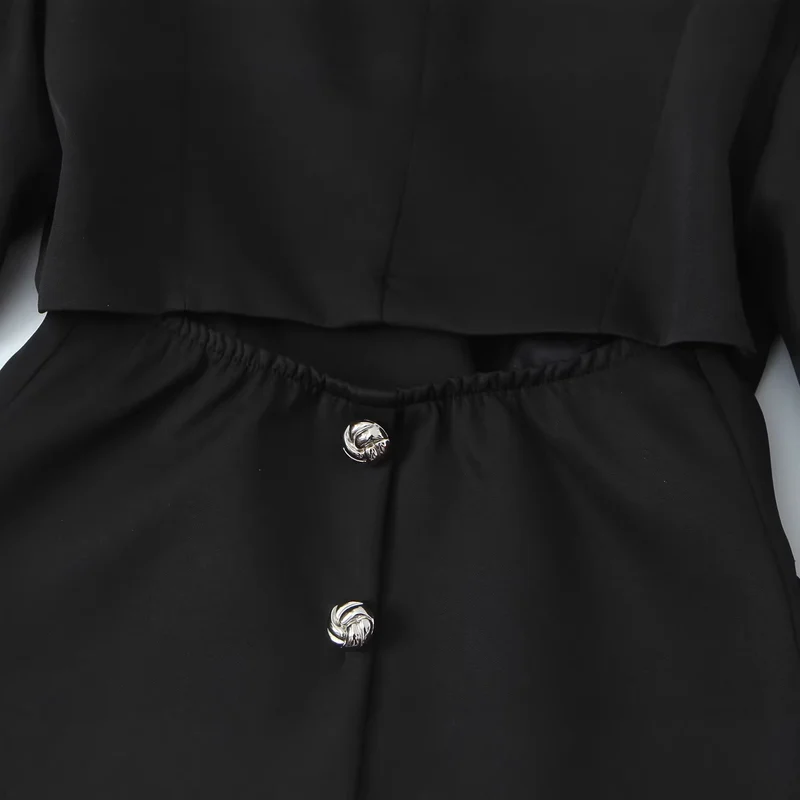 Damen Taillierter Kurzblazer mit asymmetrischem Schmuckverschluss und Pattentaschen Nord Taschen