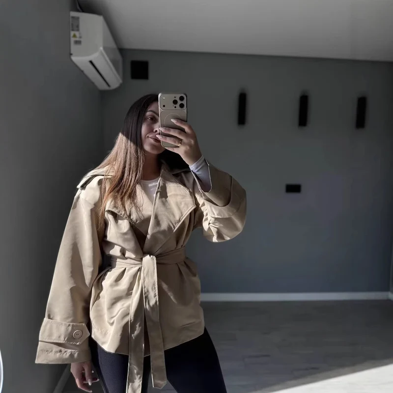 Damen Taillierter Cropped-Trenchcoat mit breitem Revers, Bindegürtel und Schulterklappen Nord Taschen