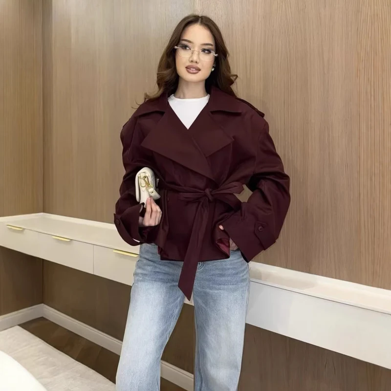 Damen Taillierter Cropped-Trenchcoat mit breitem Revers, Bindegürtel und Schulterklappen Nord Taschen