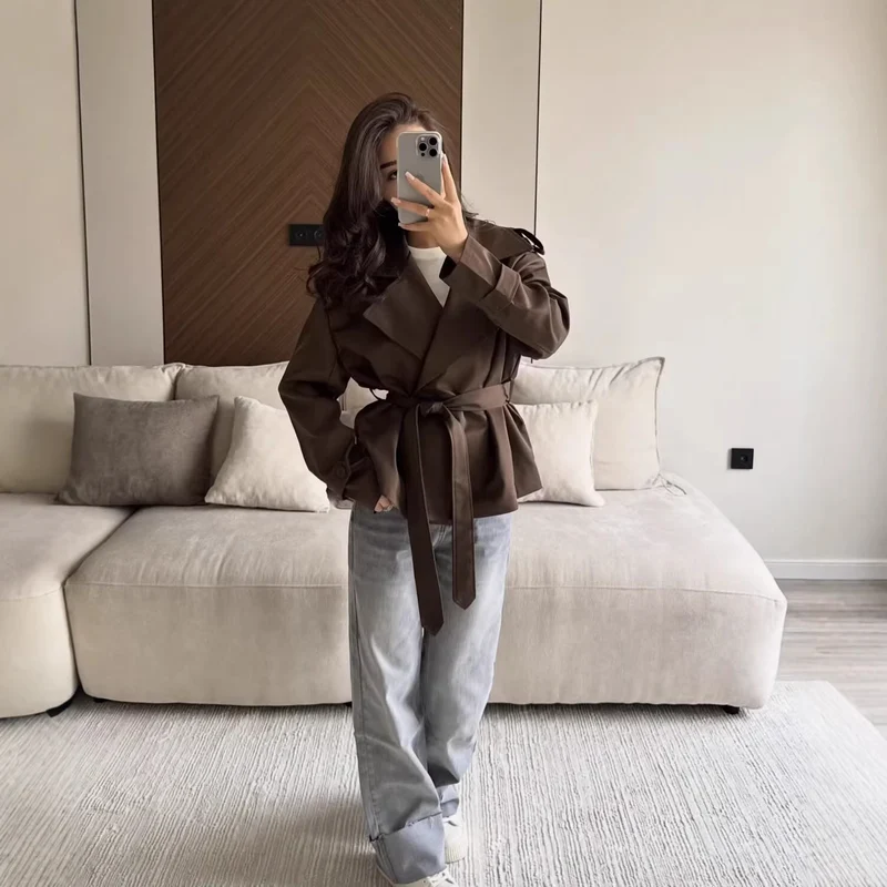 Damen Taillierter Cropped-Trenchcoat mit breitem Revers, Bindegürtel und Schulterklappen Nord Taschen