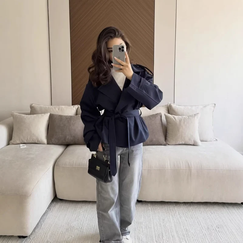 Damen Taillierter Cropped-Trenchcoat mit breitem Revers, Bindegürtel und Schulterklappen Nord Taschen