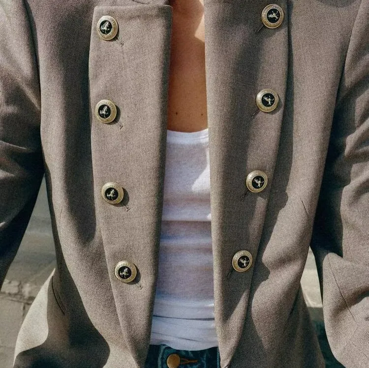 Damen Taillierter Cropped-Blazer mit Stehkragen und dekorativer Zierknopfleiste Nord Taschen