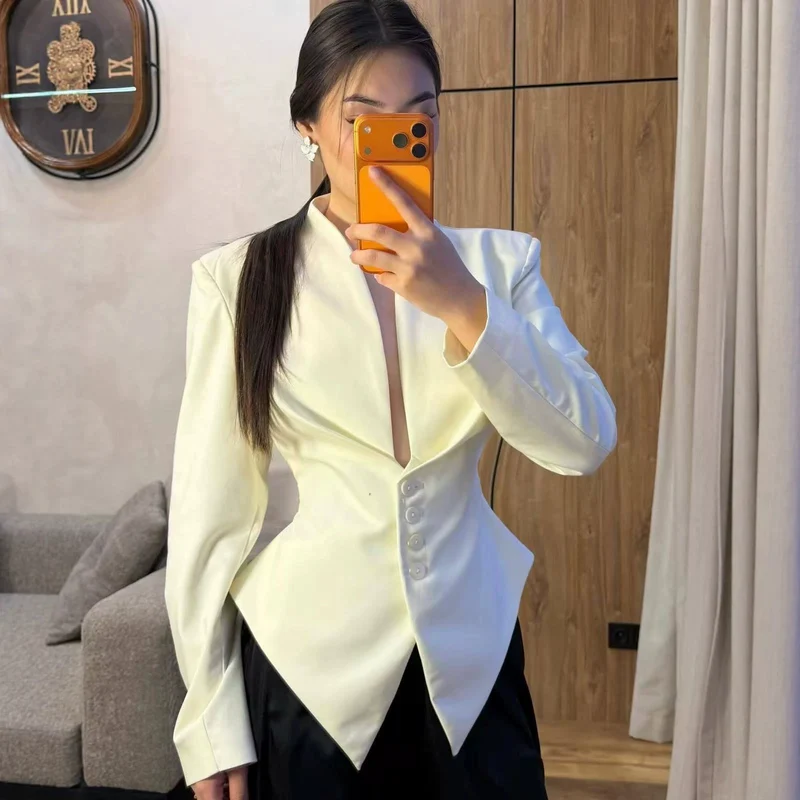 Damen taillierter Blazer mit spitzem Schößchen und tiefem V-Ausschnitt Nord Taschen