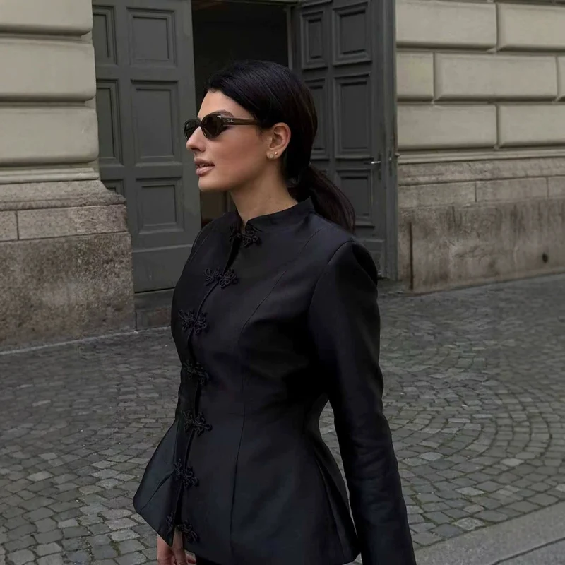 Damen Taillierte Satinjacke mit Stehkragen und Zierknotenverschlüssen Nord Taschen