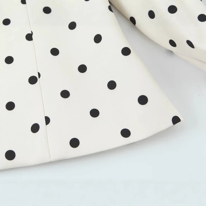 Damen Taillierte Polka‑Dot Blusenjacke mit Volumenärmeln und goldenen Schmuckknöpfen Nord Taschen