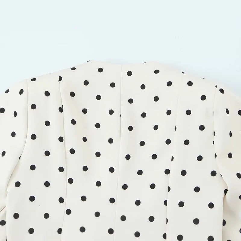 Damen Taillierte Polka‑Dot Blusenjacke mit Volumenärmeln und goldenen Schmuckknöpfen Nord Taschen