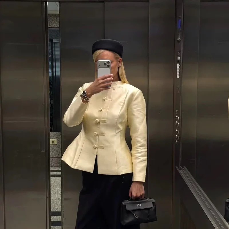 Damen Taillierte Kurzjacke mit Stehkragen und dekorativen Knebelverschlüssen Nord Taschen