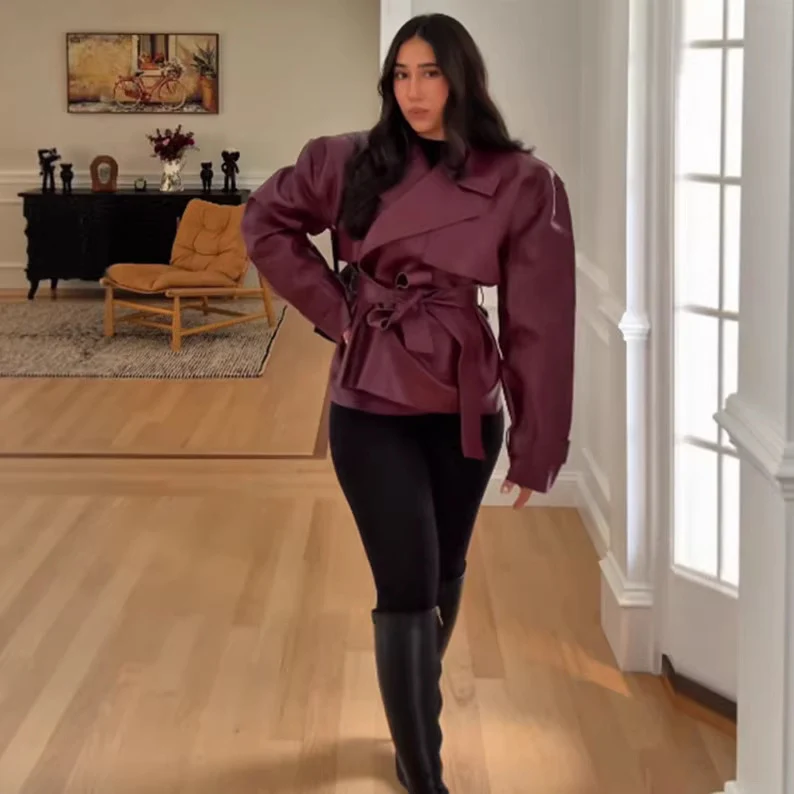 Damen Taillierte kurze Trenchjacke mit Bindegürtel und Cape-Detail aus veganer Lederoptik Nord Taschen