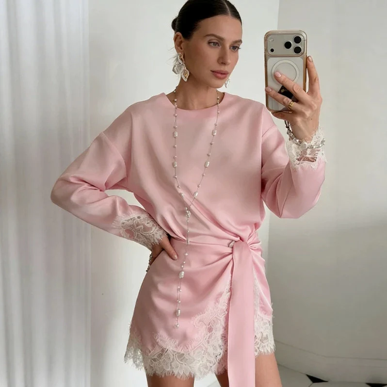 Damen Seidiges Langarmshirt mit Spitzenbesatz am Saum und Manschetten Nord Taschen