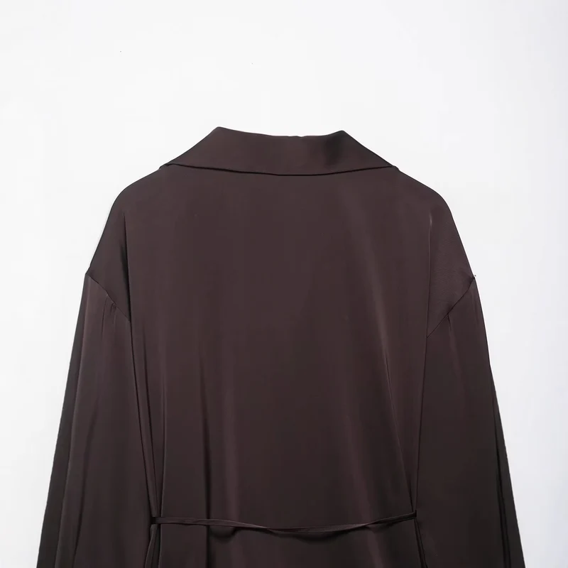 Damen Seidige Bluse mit Tunnelzug‑Taillierung, verdeckter Knopfleiste und Hemdkragen Nord Taschen