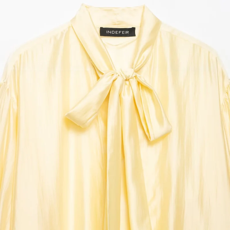 Damen Seidige Bluse mit Schleifenkragen und Ballonärmeln Nord Taschen