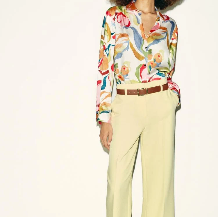 Damen Seidenimitat-Bluse mit Aquarell-Print und Hemdkragen Nord Taschen